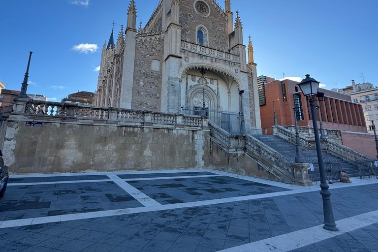 Madrid: Private Tuk Tuk Tour with Expert Guide and Panoramic Views The Classics Tour ~ Discover Madrid in 60 minutes from your STARTING POINT!
