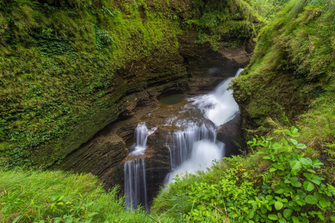 Excursão guiada de meio dia em Pokhara (queda d&#039;água, caverna, colina de pagode)