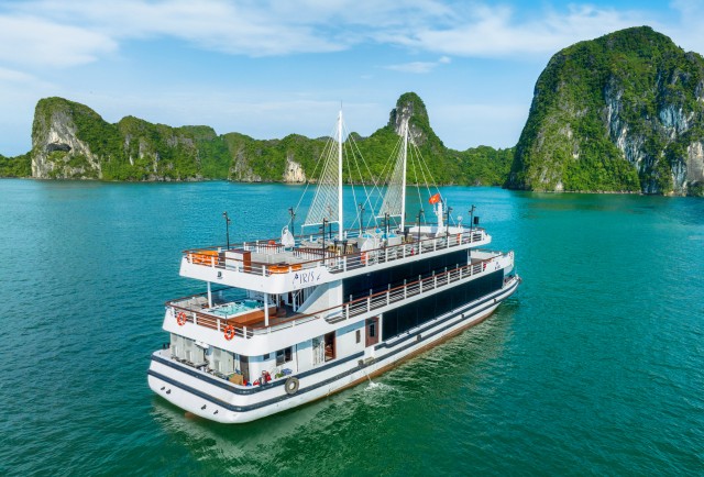Visit Full Day Trip with Iris Cruise Halong Bay in Ha Long Bay