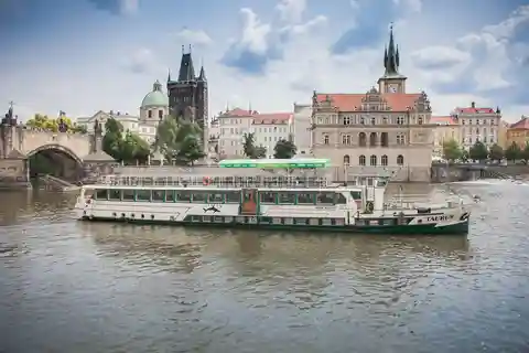 Prague : Dîner-croisière sur la rivière Vltava