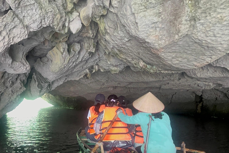 Ninh Bình: Bai Dinh, Trang An en Mua Cave dag privétourNinh Bình: Bai Dinh, Trang An en Mua Cave op de motor