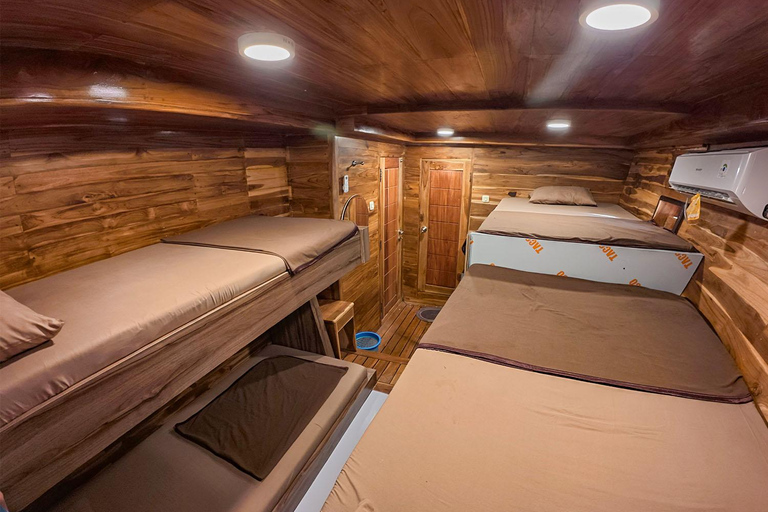 Lombok to Komodo 4D3N Sailing Adventure Gili Room: Queen bed + 2x Single bunkbed
