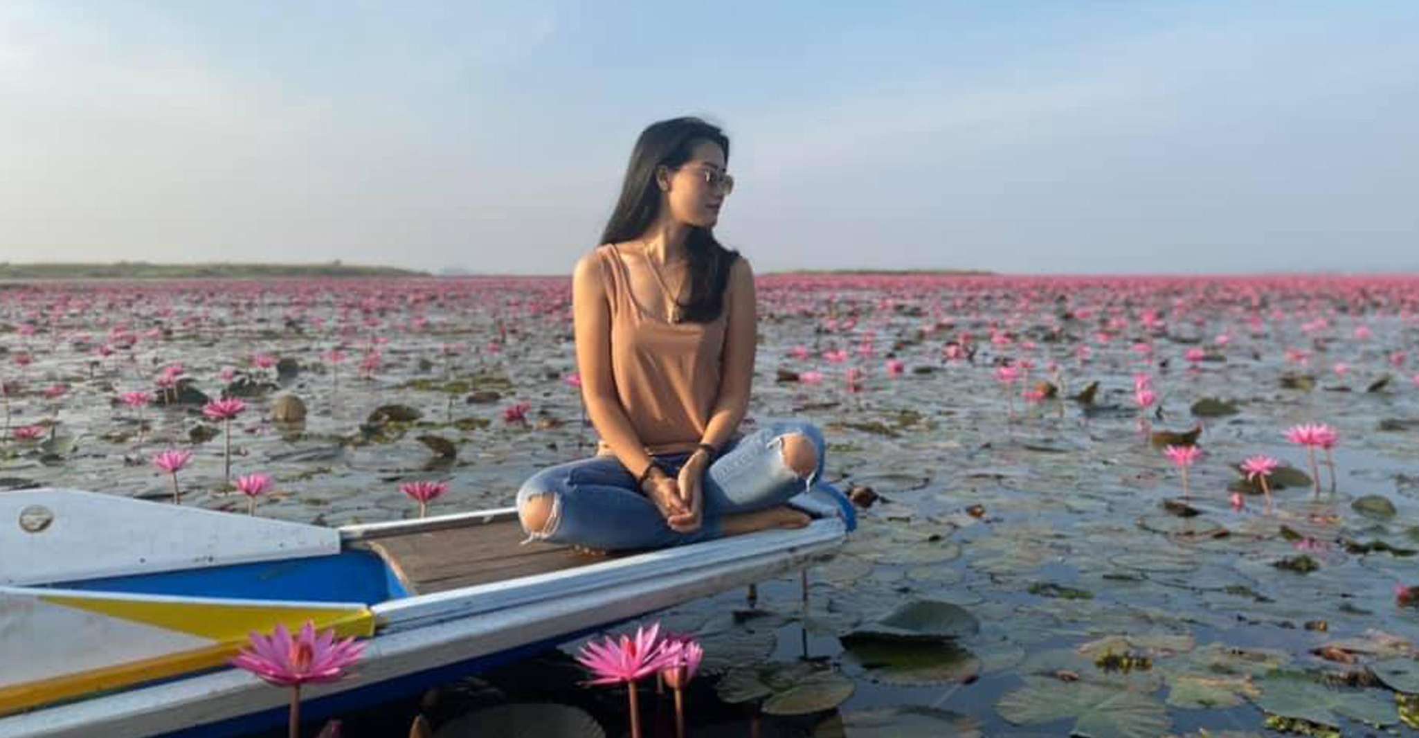 Dolce gita in barca sempre Red Lotus Lake Udonthani - Hizvo