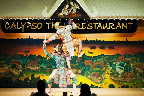 Bangkok: Calypso mit klassischem thailändischem Tanz