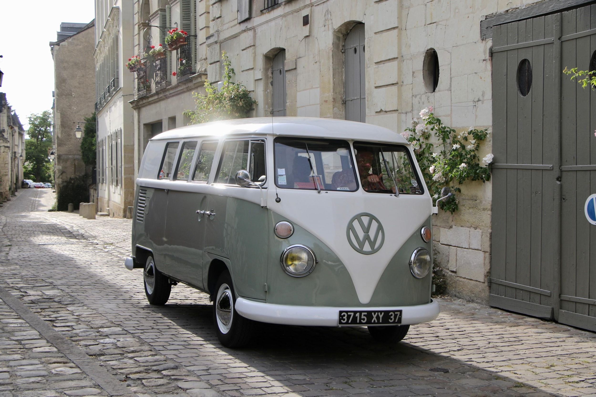 Chinon Vintage Tour: Tour durch die Stadt in einem VW-Kombi