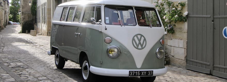 Chinon Vintage Tour : Visitez la ville à bord d'un Combi VW