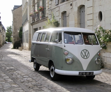 Chinon Vintage Tour : Visitez la ville à bord d'un Combi VW