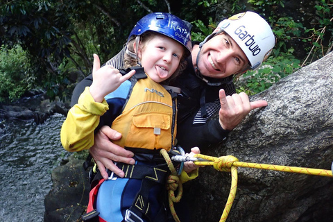 Cairns: Tour d&#039;avventura Crystals &amp; Behana - Canyoning a CairnsEsperienza nella foresta pluviale delle cascate di Cairns Giornata intera avanzata