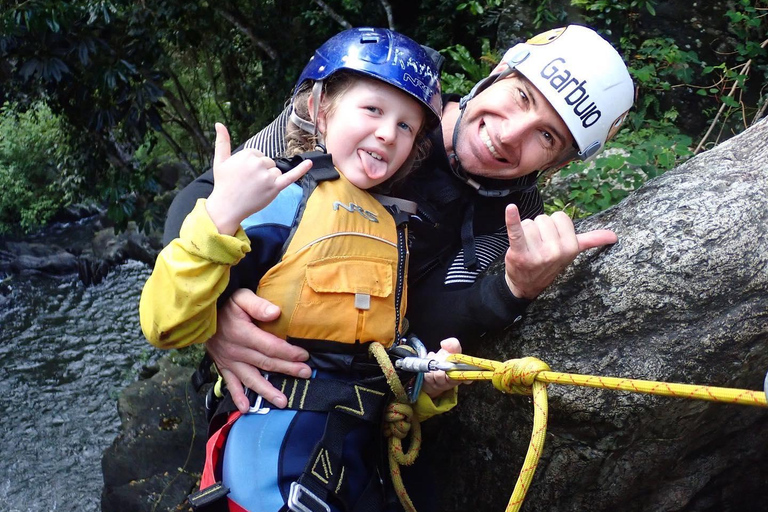 Cairns: Tour d&#039;avventura Crystals &amp; Behana - Canyoning a CairnsEsperienza nella foresta pluviale delle cascate di Cairns Giornata intera avanzata