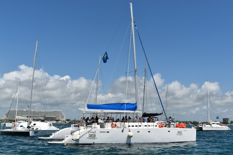 Isla Mujeres: Esperienza di catamarano e snorkeling solo per adultiTour da Playa del Carmen