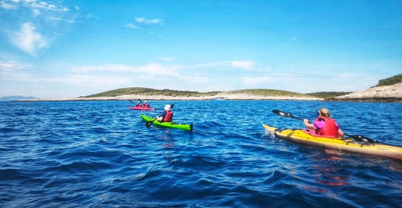 Hvar: Geführte Kajak-Tour um die Pakleni-Inseln mit Schnorcheln