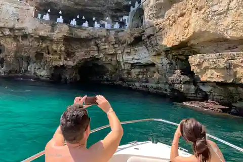 From Bari: Day tour to Polignano a Mare, boat ride and free time