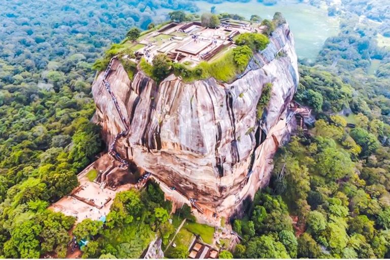 Depuis Colombo : Le rocher de Sigiriya et l'ancienne ville de Polonnaruwa