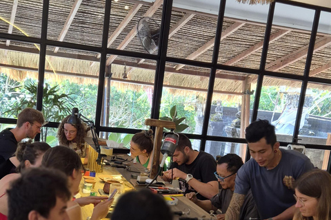 Uluwatu: corso di creazione di gioielli in argento con foto ricordoCorso di creazione di gioielli 8 grammi d'argento con foto ricordo