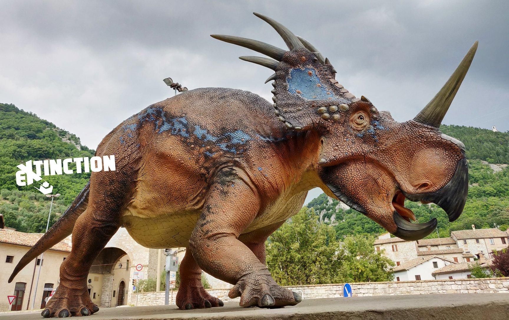 Bimmelbahn in Gubbio und Dinosaurier-Ausstellung Extinction
