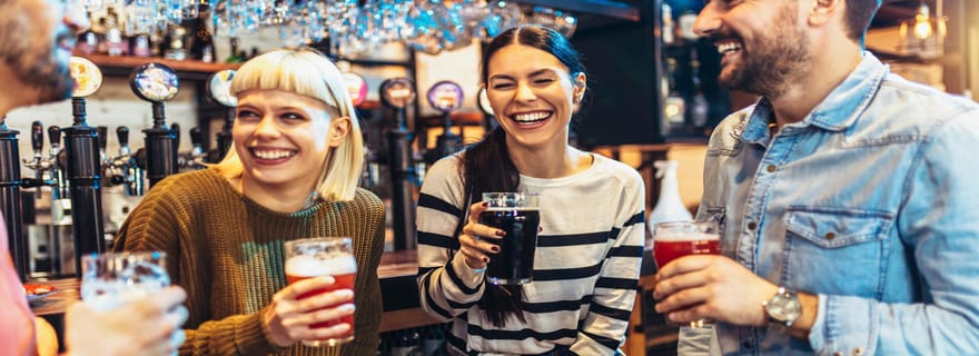 Dégustation de bières suédoises dans les pubs de la vieille ville de Stockholm