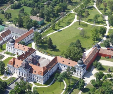 Budapest: Sisi Palace Tour with Hungarian Horse Show & Lunch