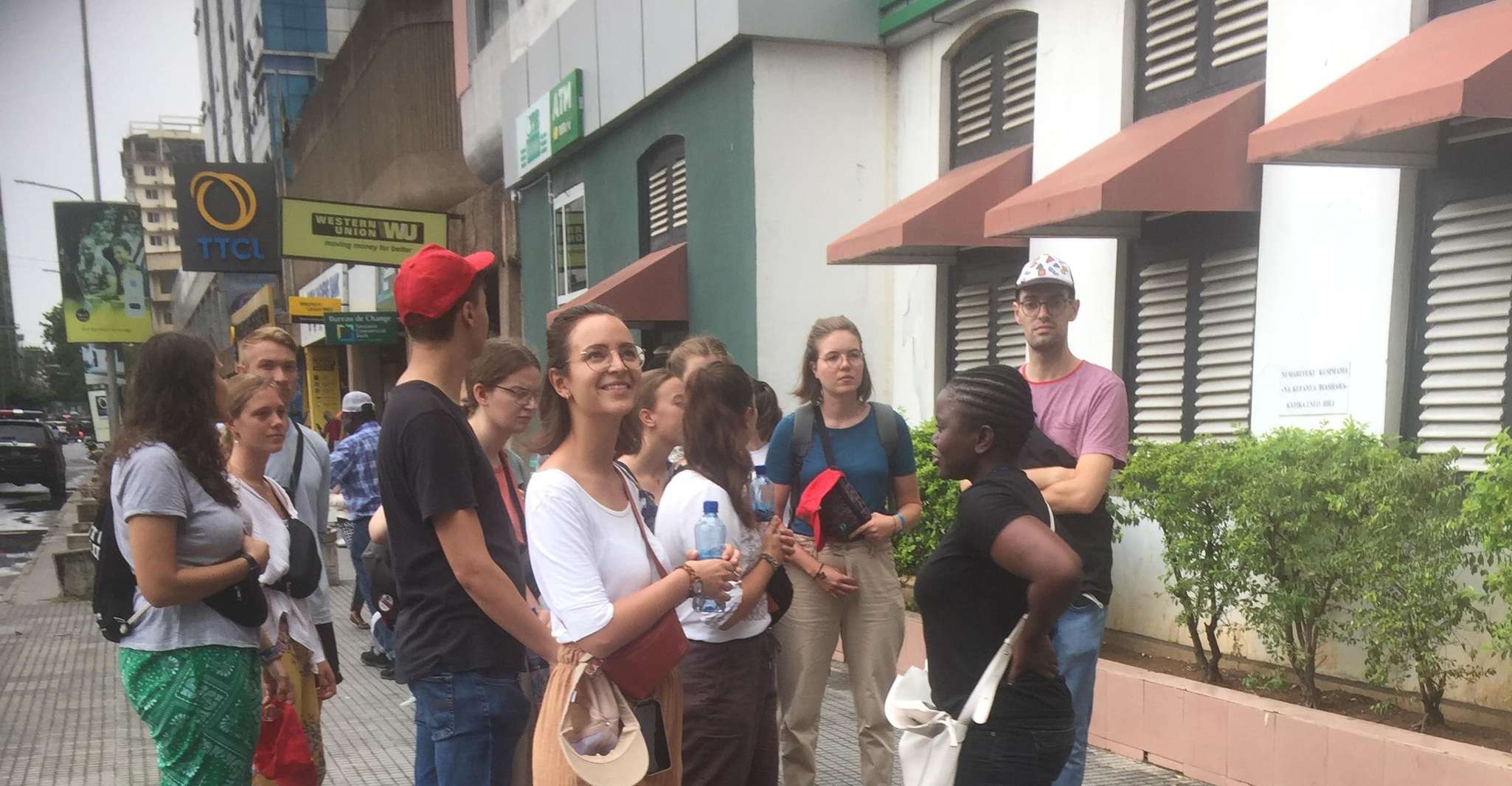 达半日的达累斯萨拉姆市场和乡村博物馆旅游 - Hizvo