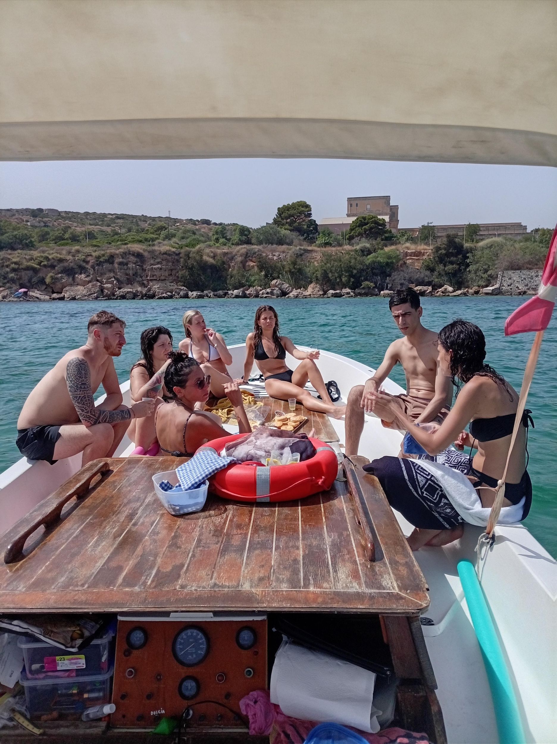 Cagliari: Vintage-Bootstour mit Aperitif, Polaroid und Sella del Diavolo
