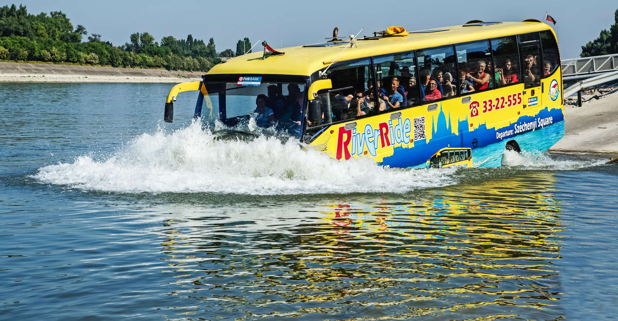 Budapest: Floating Bus Tour by Land and Water photo 3