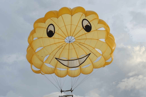 Boracay: Island Hopping with Lunch and Parasailing