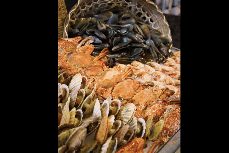 بوفيه بوراكاي ماندارين باي الدولي للولائم والموسيقى الحيةبوفيه عشاء مع ضلع ومأكولات بحرية وأطباق 