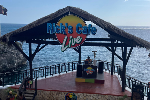 Negril: Catamaran Cruise with Snorkeling and Rick's Cafe