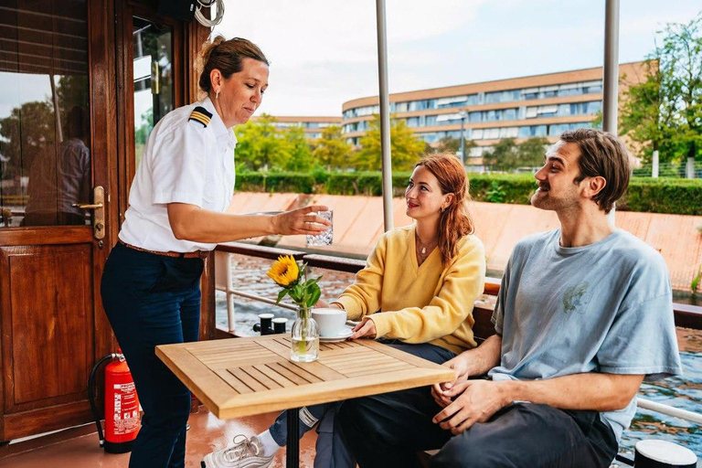 Berlin: 1h Boutiquestyle-Cruise on the Historic Hemingway 75-minute Sundown Aperitif Tour