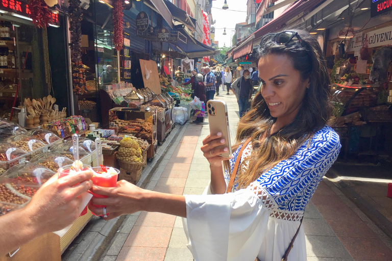 Istanbul: Taste of Turkey with Europe & Asia by Ferry Tour en Español