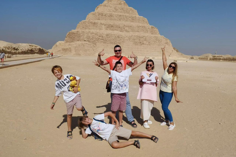 Hurghada: Tour privado a las Pirámides de Guiza y SaqqaraTour privado desde Hurghada a las Pirámides de Giza y Saqqara