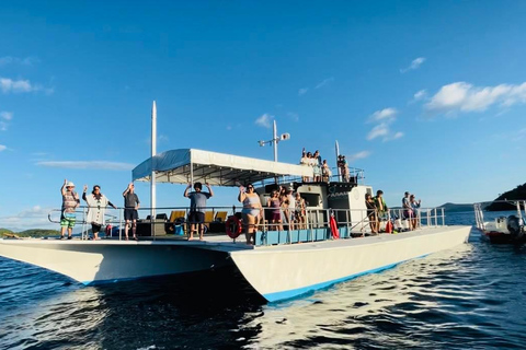 Isola di Coron: Tour di un giorno in trimarano con pranzo e snorkeling