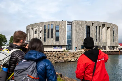 Dal porto di Akureyri: Passeggiata in città e cibo locale