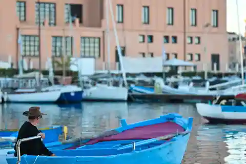 Bari: Boat trip over "Gozzovigliando", fishermen boat