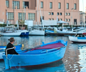 Bari: Boat trip over "Gozzovigliando", fishermen boat