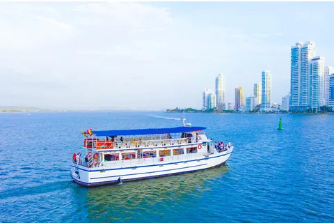 CARTAGENA: Citytour Chiva + passeio de barco ao pôr do sol na baía com bar aberto!