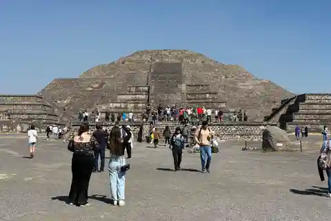 Mexico City: Teotihuacan Tour, Cave Restaurant & Basilica