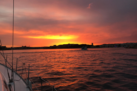 De Valletta: Cruzeiro romântico ao pôr do sol em um iate a vela