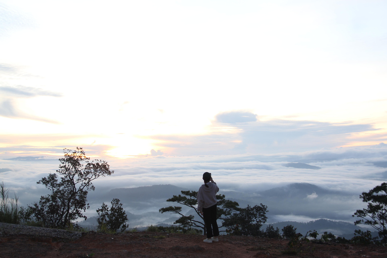 Dalat: Hiking the Mountain to observe the cloud and sunrise Da Lat: Hiking the Mountain to observe the cloud and sunrise