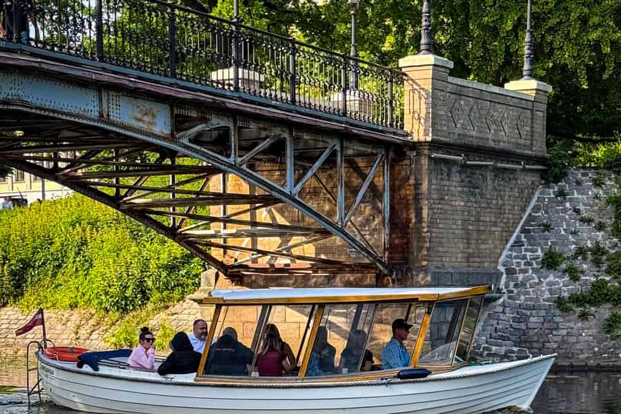 Riga: Kanal- und Fluss-Elektrobootstour mit Audioguide. Foto: GetYourGuide