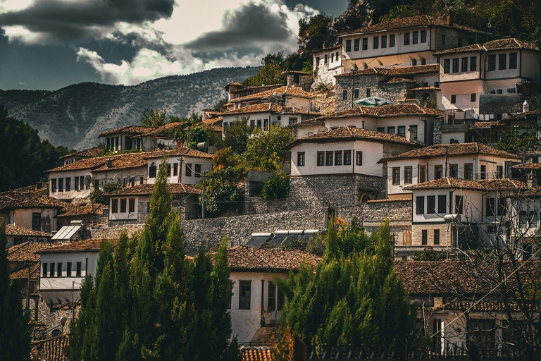 Au départ de Tirana et Durres : excursion à Berat et au lac Belshi