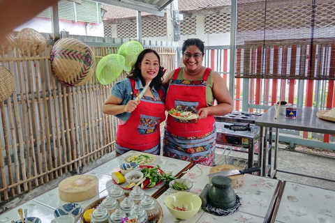 Chiang Mai : Small Group Thai Cooking class with market tourJoin a small group in English