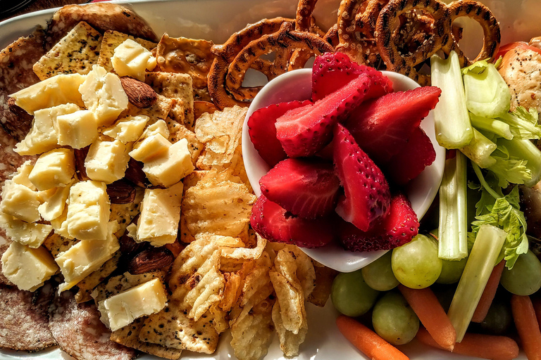 Passeio de barco romântico com vinho e queijo ou jantar surpresaPasseio de barco romântico com vinho e queijo, avistamento de lobos marinhos