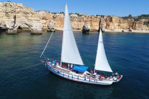 Albufeira: Passeio de Barco de 6 Horas com Churrasco e Bebidas