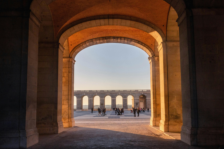 Madrid: Royal Palace Guided Tour with Entry Ticket Madrid :Visite premium guidée du Palais Royal entrée incluse