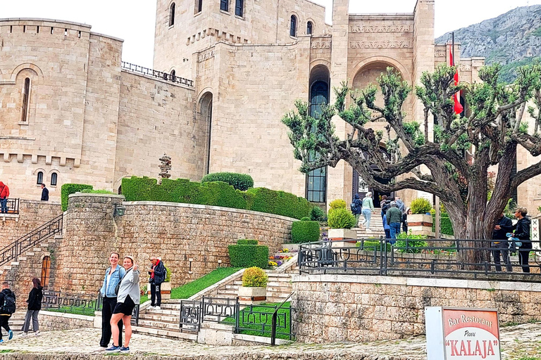 Au départ de Durres : visite de Kruje, de la montagne sacrée et du vieux bazar