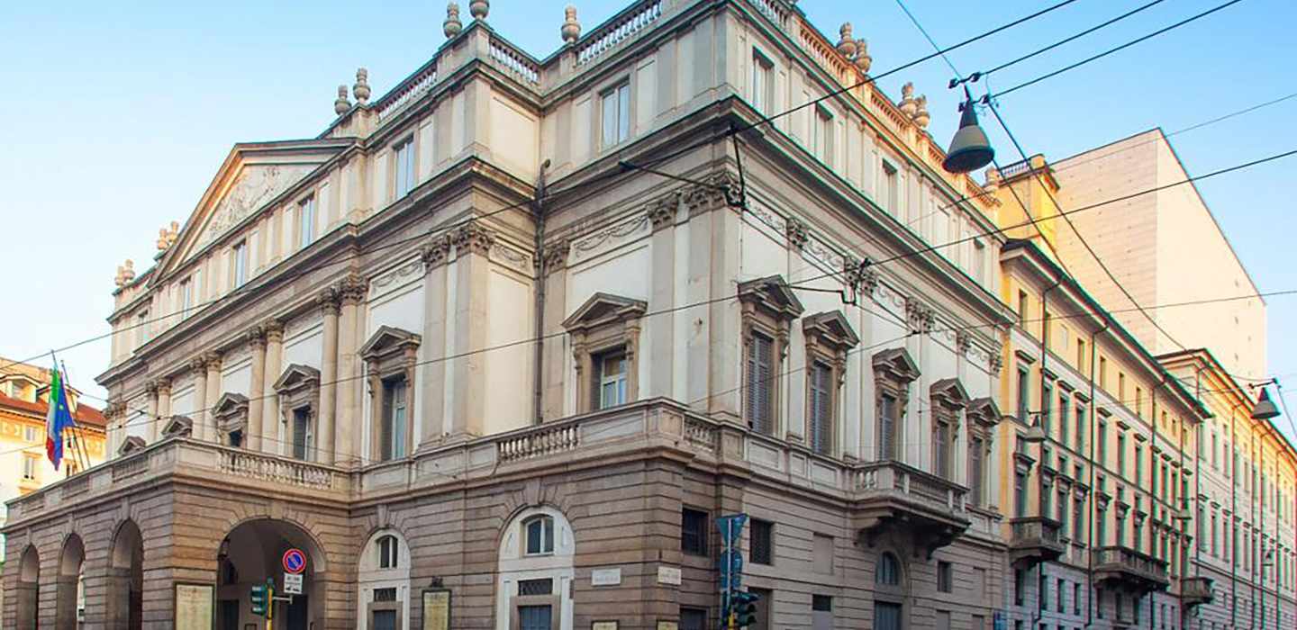 Entdecke die legendäre Bühne und das atemberaubende Foyer der Scala Entdecke die legendäre Bühne und das atemberaubende Foyer der Scala