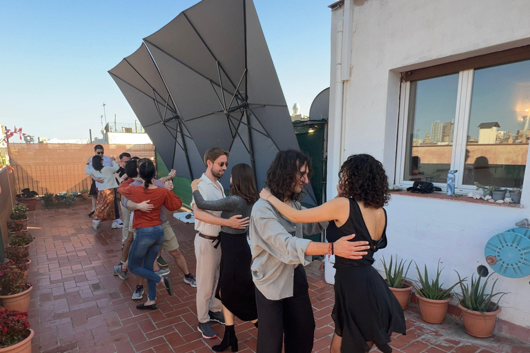 Barcelona: Aula de tango no terraço com bebidas e vídeos