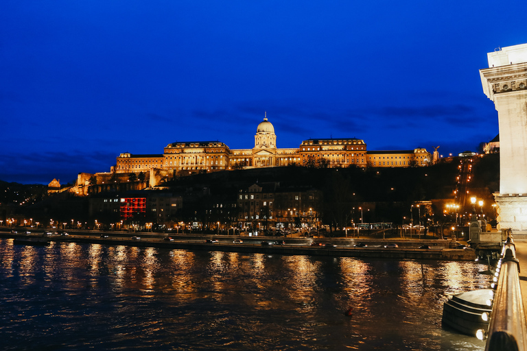 Budapest : 1 heure de croisière touristique en soirée avec boissonBudapest : 1 h de croisière en soirée et 1 boisson