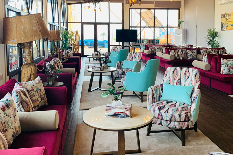 Monster Bus Wüstensafari mit Tagespass im Al Majles Resort