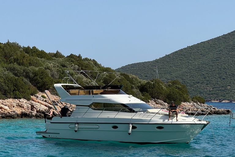 Bodrum: Private Motoryacht Tour with swimming stops & lunch